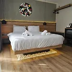 Glitz Hotel *